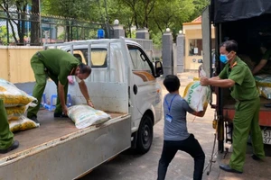 Tấm lòng của Công an phường Hiệp Phú với bà con giữa mùa dịch COVID-19