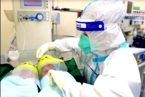 Mẹ nhiễm COVID-19 sinh cùng lúc 2 con khỏe mạnh