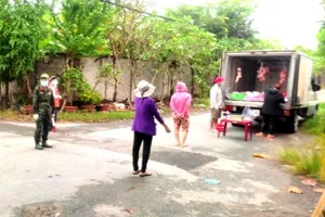 Hóc Môn, TP.HCM: Trả lại tiền cho bà con do mua giùm thịt, cá kém tươi