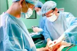 Mông hoại tử nặng vì hết tiêm filler đến chích Collagen dỏm