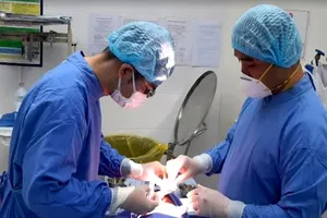 Vùng má bị áp xe nặng sau khi tiêm chất làm đầy