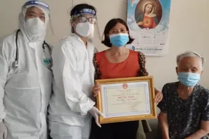 TP.HCM: Cách để các cụ chịu tiêm vaccine COVID-19