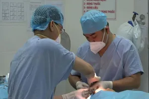 Tiêm filler nâng mũi đón Noel, người phụ nữ rước họa vào thân