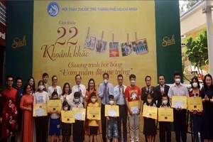 22 sinh viên, con em y bác sĩ TP.HCM nhận học bổng 'Ươm mầm blouse trắng'