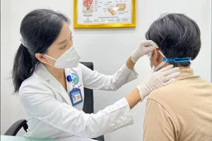 Tiêm filler để có tai Phật, dè đâu thành… 'tai thúi'