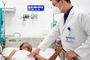 TP.HCM: Thêm trường hợp suýt chết do uống nhầm cồn