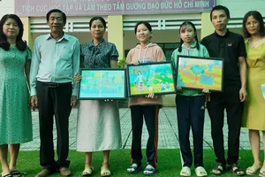 Học sinh khiếm khuyết vẽ tranh gây quỹ từ thiện