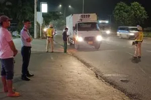 Phạt xe chở heo sống để chất thải rơi vãi trên đường