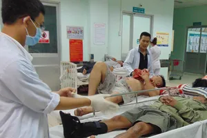 Bệnh viện căn cứ vào đâu ra quy định bác sĩ đi làm thêm phải xin phép?