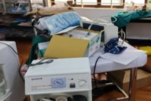 Bên trong cơ sở làm đẹp “lụi” có gì?