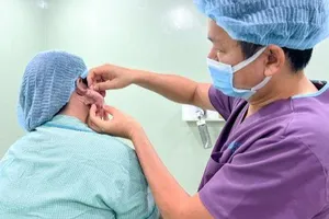 Bị u phì đại vì xỏ lỗ tai bằng kim may vá