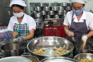 Phụ huynh TP.HCM ăn trưa tại trường cùng con để đánh giá bữa ăn bán trú