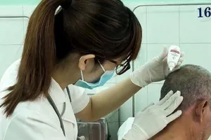 Dùng thuốc trị vảy nến mua trên mạng, da bong tróc biến chứng nặng