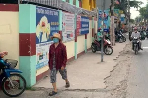 TP.HCM: Dẹp hàng rong trước cổng Trường THCS Lý Tự Trọng, quận Gò Vấp