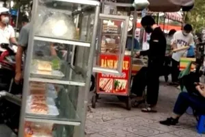 TP.HCM: Trường học và UBND phường 'bắt tay' dẹp hàng rong 