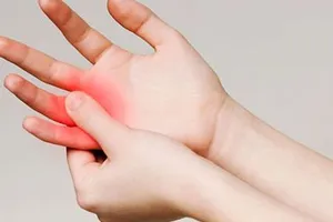 Móng tay đột ngột chuyển màu đen, bệnh gì?