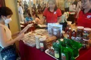 TP.HCM: Công nhân nghèo mua hàng Tết giá rẻ và được làm đẹp miễn phí