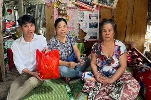 Những câu chuyện xúc động trong chuyến tặng quà Tết cho bà con nghèo ở Long An 