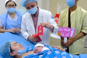 TP.HCM lì xì mỗi bé chào đời thời khắc giao thừa 1 chỉ vàng