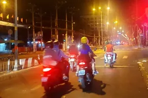 TP.HCM: Tết, đường khuya vắng người, dân vẫn dừng xe chờ đèn đỏ