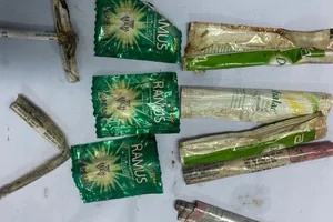 Người đàn ông nuốt 10 vỏ dầu gội cuốn tròn và đinh bọc túi nhựa