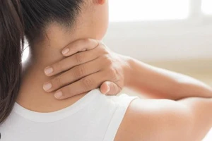 Đau nhức trong xương từ bả vai xuống cánh tay