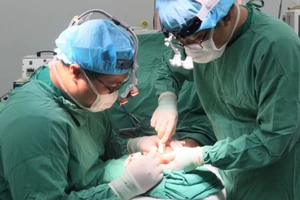 Bé 'tay cua' cười tươi xuất viện đúng ngày Quốc tế thiếu nhi 1-6