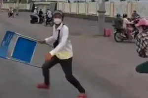 Thanh niên chặn xe cứu thương: Người mẹ khuyên trình diện công an