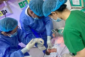 Bé gái sinh non 25 tuần tuổi được nuôi sống diệu kỳ