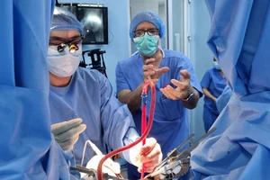 Bệnh nhân hẹp niệu đạo: Ám ảnh mùi khai và ống thông tiểu bên người