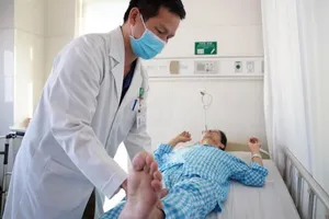 Đi lại bình thường sau thay hai khớp háng do hoại tử chỏm xương đùi