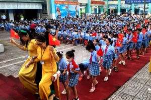 Tưng bừng khai giảng ở ngôi trường đông học sinh nhất TP.HCM 