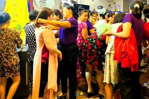 TP.HCM: Tặng áo dài cho phụ nữ khó khăn nhân ngày 20-10