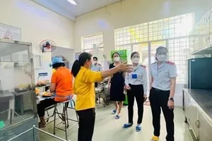 TP.HCM: Khó kiểm soát an toàn thực phẩm hàng ăn trước cổng trường