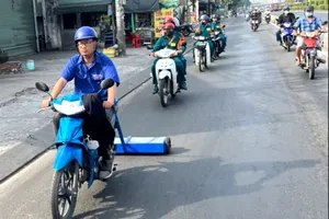 Hút đinh trên Quốc lộ để người đi xe hai bánh không phập phồng khi du xuân
