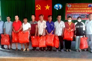 Mang quà Tết từ TP.HCM đến với bà con nghèo Long An và Tây Ninh