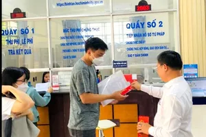 Người dân TP.HCM thích thú vì được phường lì xì trong ngày làm việc đầu năm