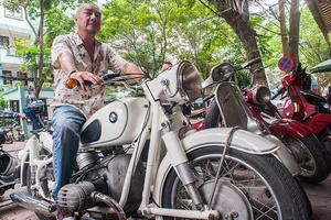 Chủ bộ sưu tập môtô “khủng” tại Hà thành lên báo Tây