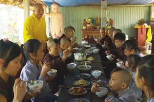 Vị đại đức và bầy con nuôi trên đỉnh Thiên Cầm