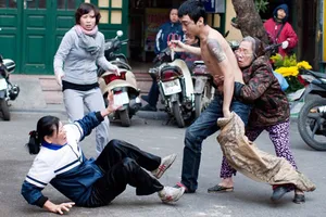 Vụ 'dùng kéo đâm người giữa phố': Bị ảo giác do ma túy?