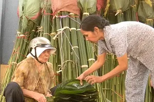 Chợ lá dong mở sớm, đắt hàng