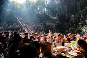 Hơn 5 vạn du khách chen chân trẩy hội chùa Hương