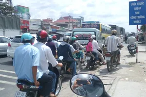 Đường từ miền Tây về TP.HCM: Kẹt xe hàng chục Km