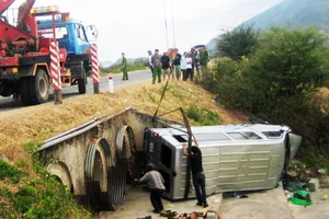Ôtô khách lao xuống hố, 16 người bị thương