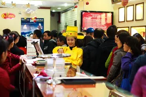 Người Hà Nội xếp hàng mua vàng ngày "vía thần tài"