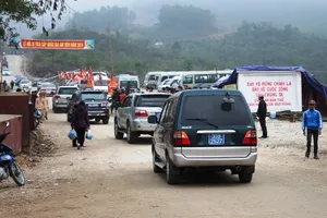 Thanh Hóa: Bất chấp lệnh cấm, xe công vẫn đi lễ chùa