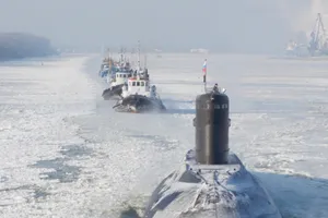 Tàu ngầm HQ 183 Hồ Chí Minh “vượt băng” về Việt Nam