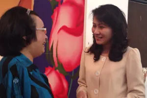 TP.HCM trao quà cho nữ công nhân bị tai nạn lao động