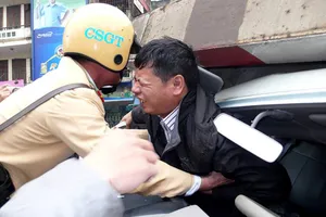 Xe tải biển xanh húc đổ cổng cầu vượt