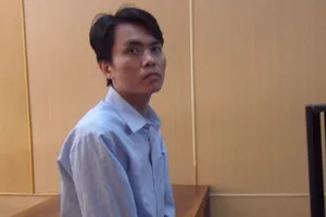 Mâu thuẫn từ nhà tắm chung, lấy lưỡi cưa chém hàng xóm